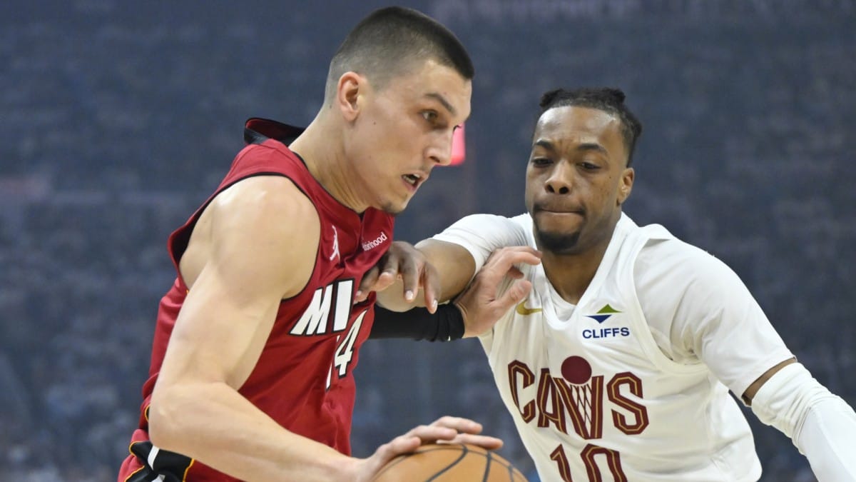 Tyler Herro, intentando superar a Darius Garland durante el segundo partido contra los Cavaliers.