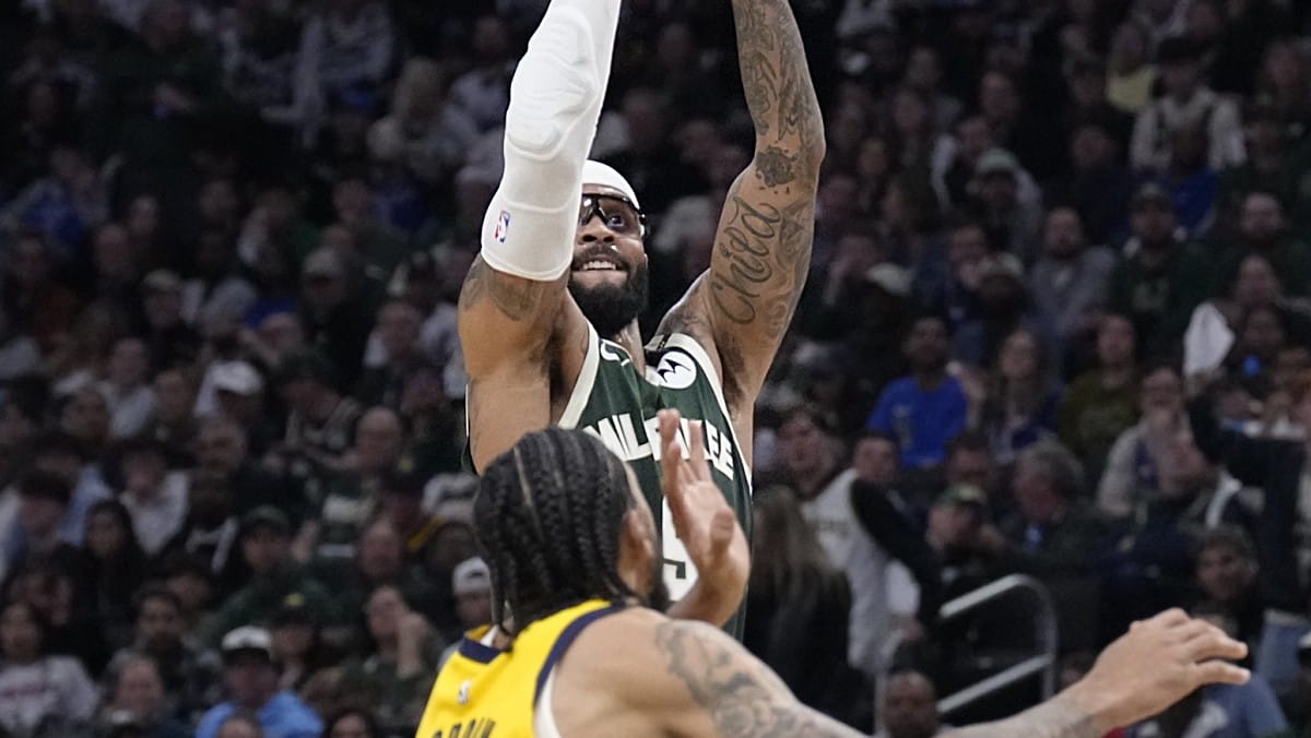 Gary Trent Jr. se levanta para lanzar a canasta ante la oposición de Obi Toppin.