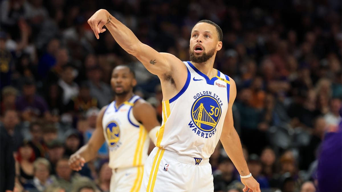 Curry lanza un triple