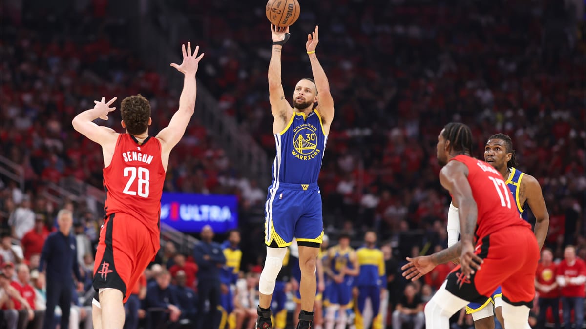 Stephen Curry lanza a canasta contra los Rockets