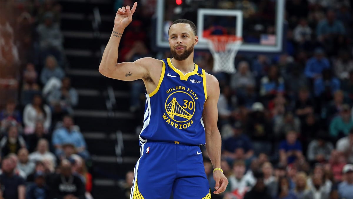 Curry celebra un triple ante los Grizzlies