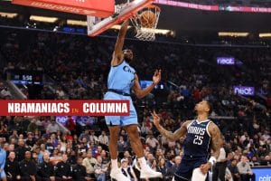 El jugador de los Clippers Kawhi Leonard realiza un mate ante Dallas Mavericks