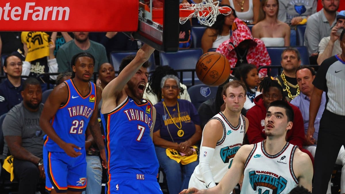 Chet Holmgren realiza un mate en el Game 3 ante Memphis Grizzlies.