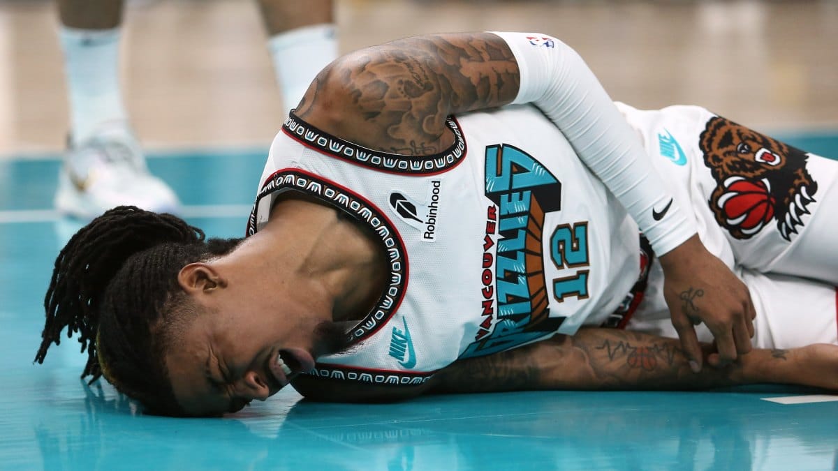 Ja Morand, dolido sobre el parqué tras una caída.