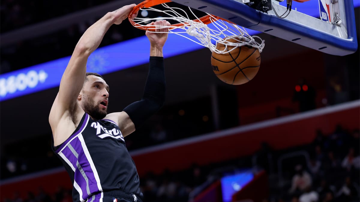Zach LaVine culmina un mate en Detroit