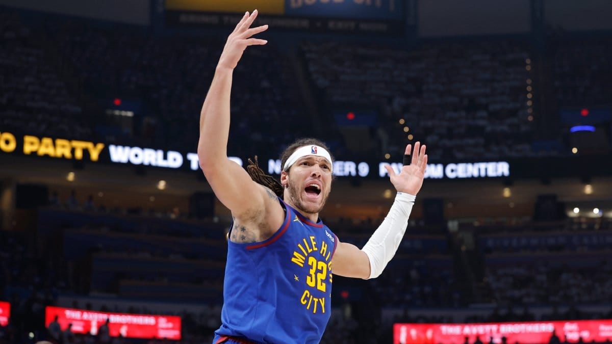 Aaron Gordon se queja agriamente.