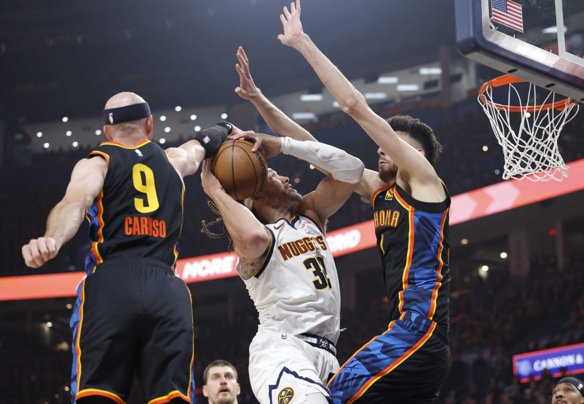 Alex Caruso, jugador de los Thunder, tapona un tiro