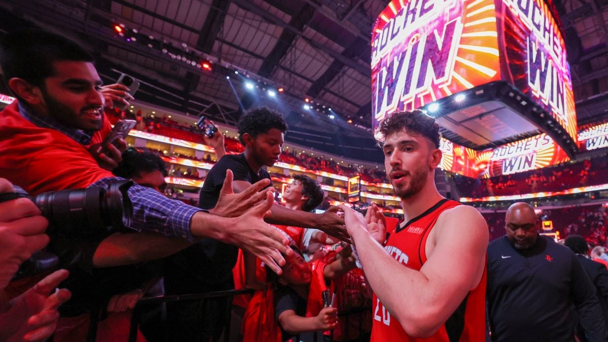 Alperen Sengün saluda a los aficionados de los Houston Rockets.
