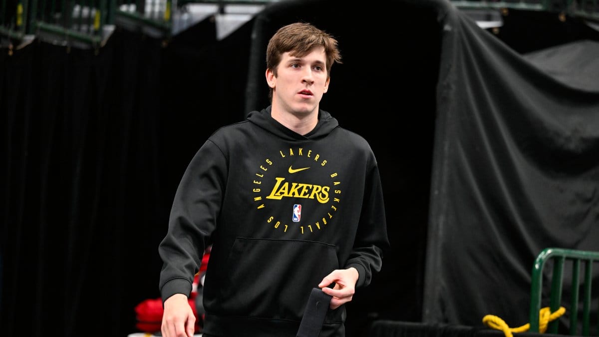 Austin Reaves llegando al pabellón antes de un partido.