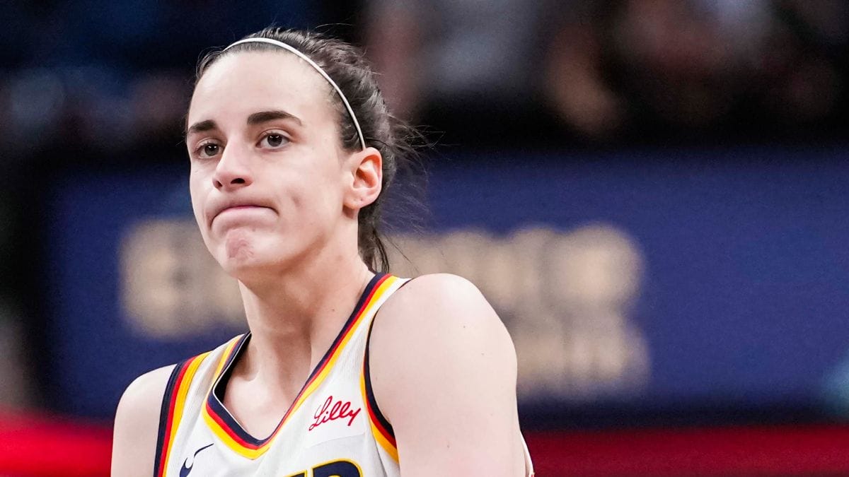 Caitlin Clark pone cara de circunstancia.