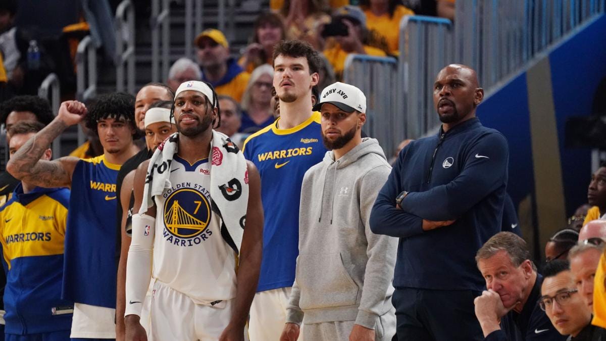 Stephen Curry contempla el partido desde la banda.