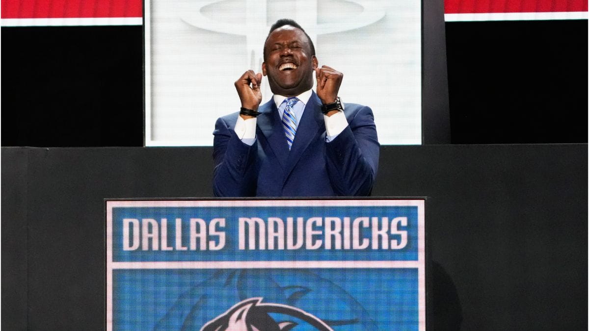 Rolando Blackman celebra el número uno de los Dallas Mavericks en la lotería del Draft.