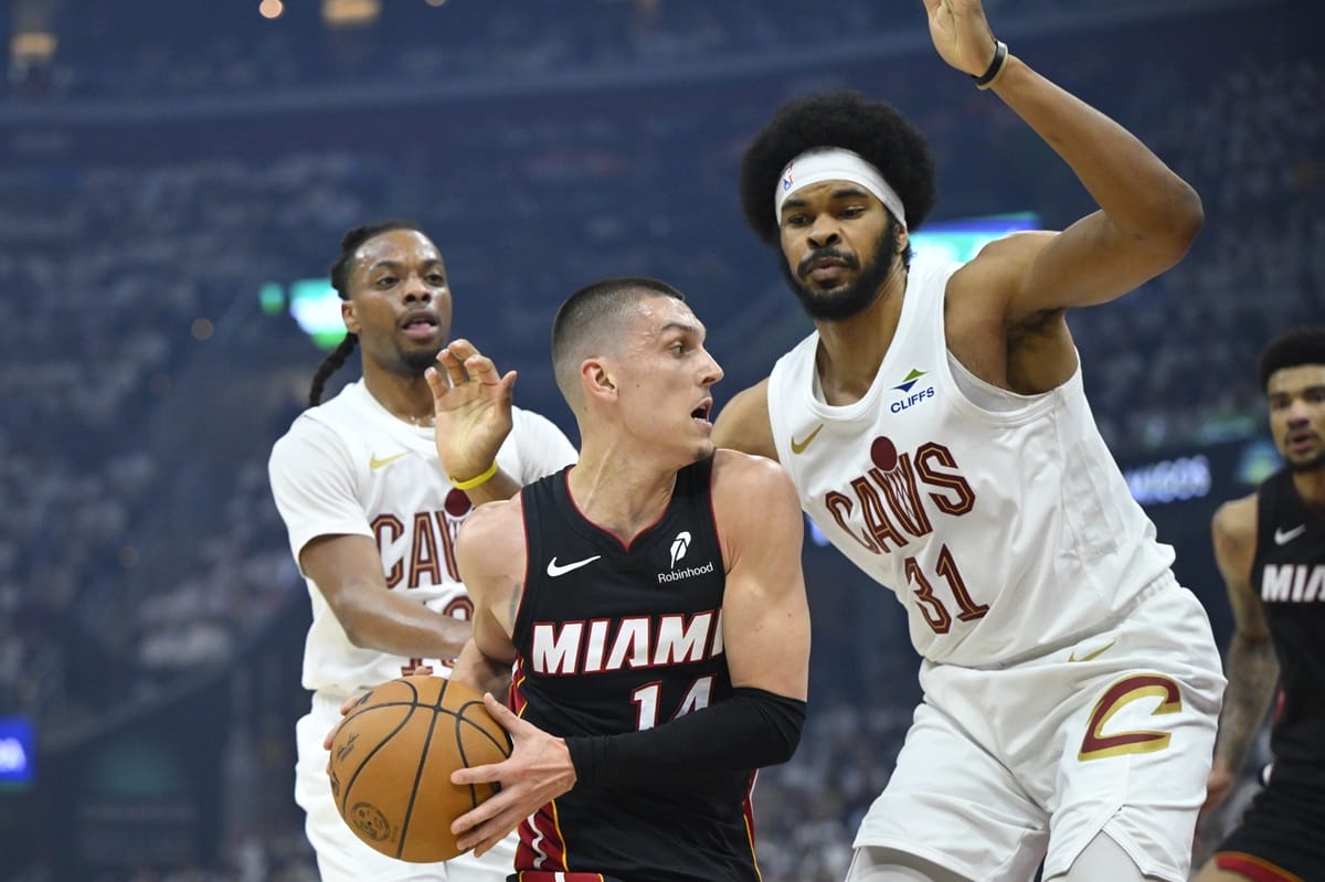 Darius Garland y Jarrett Allen, jugadores de los Cleveland Cavaliers