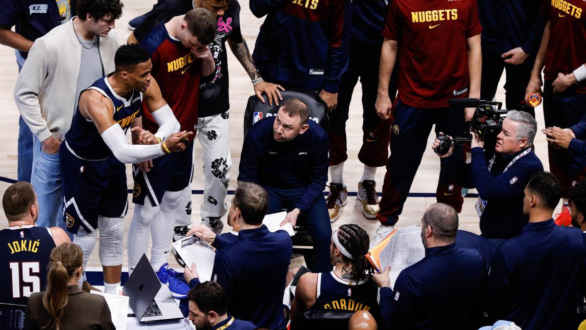 Jugadores y staff de los Denver Nuggets rodean a David Adelman en un tiempo muerto.