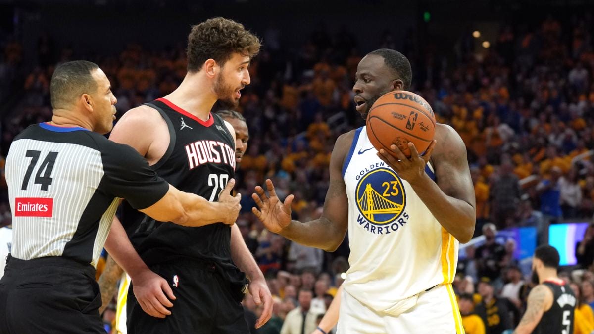 El árbitro separa a Alperen Sengün de Draymond Green.