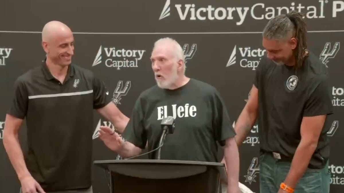 Gregg Popovich tiró de su característico humor en la presentación de Mitch Johnson.