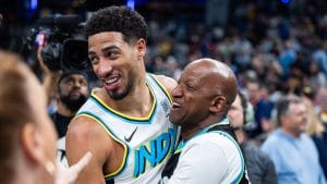 Tyrese Haliburton abraza su padre.