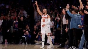 Jalen Brunson celebra un triple con los Knicks.