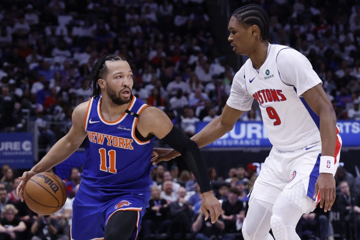 Ausar Thompson defiende a Jalen Brunson