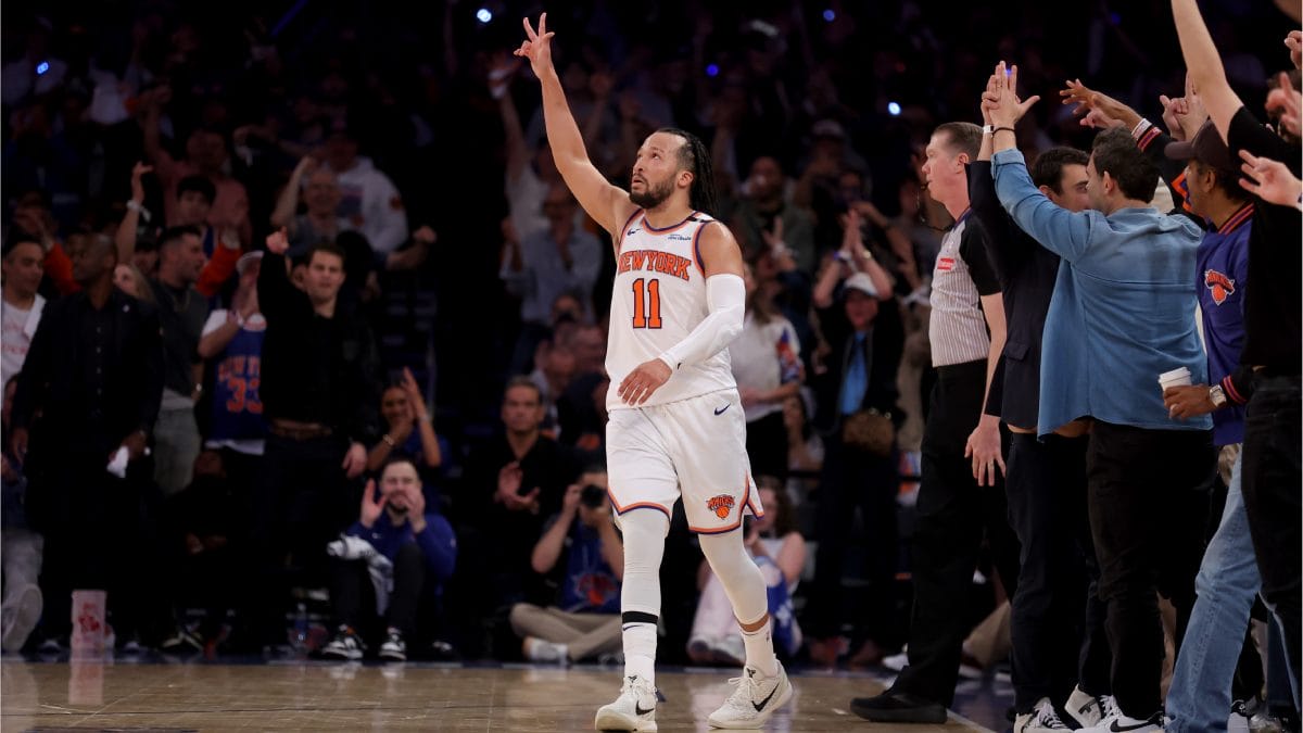 Jalen Brunson celebra un triple con los Knicks.
