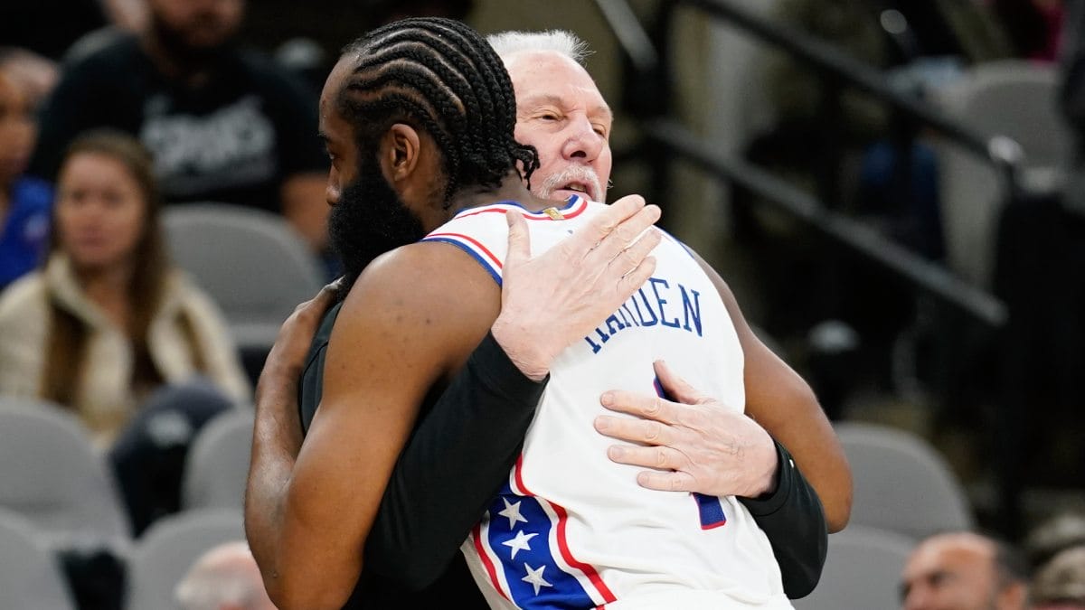 Gregg Popovich y James Harden se funden en un abrazo.