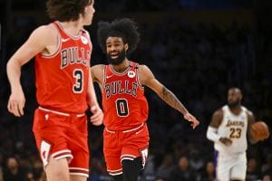 Coby White y Josh Giddey