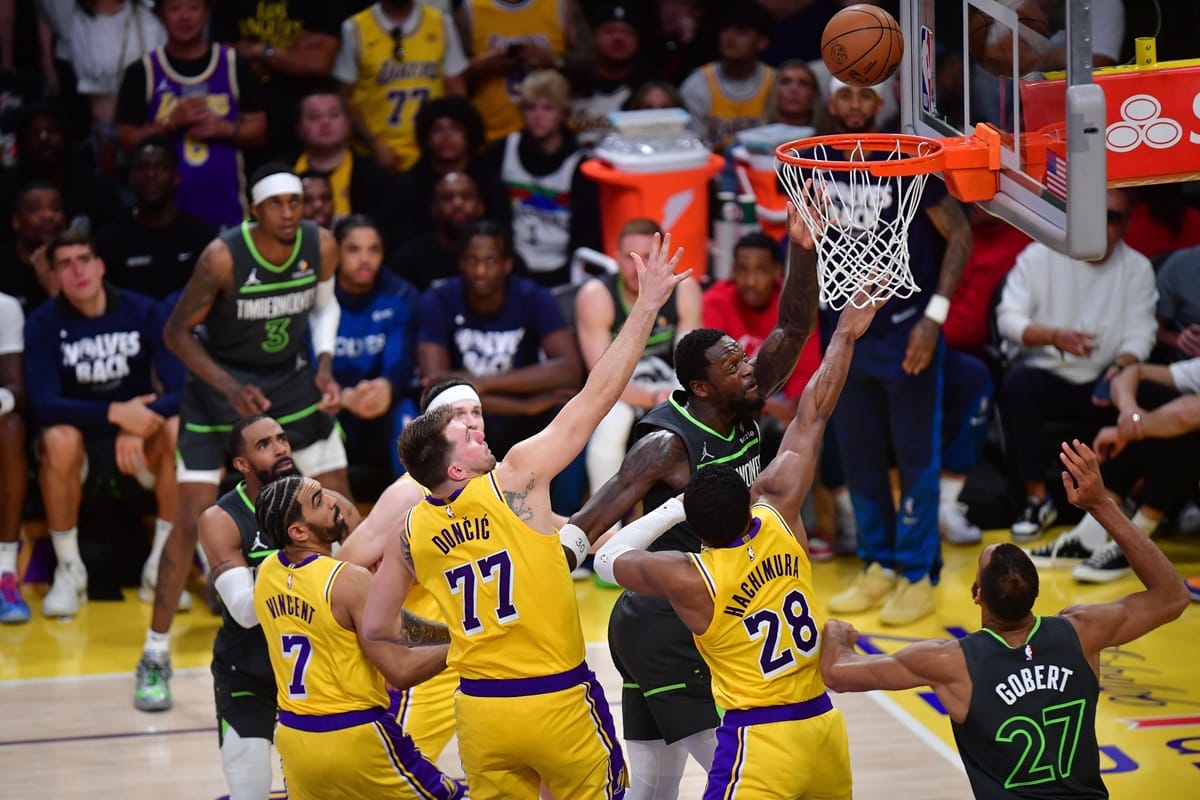 Varios jugadores de los Lakers defienden a Julius Randle