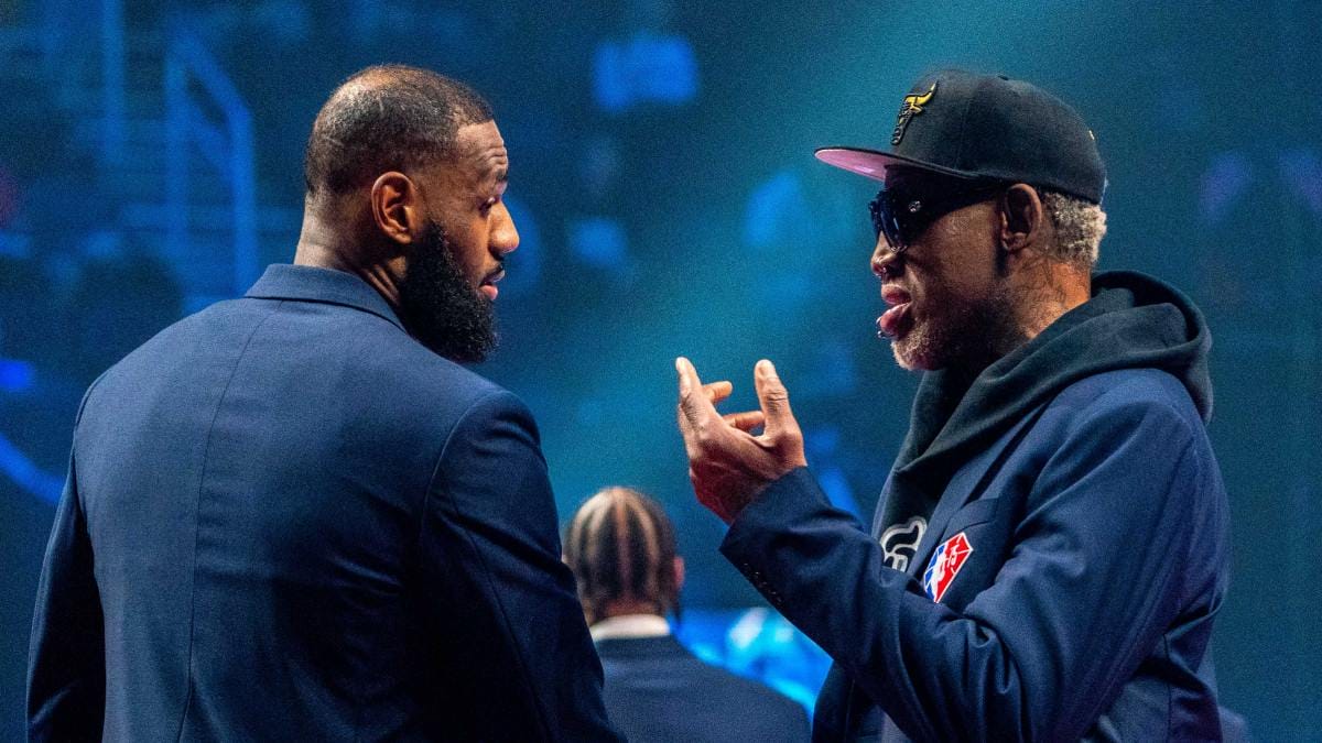 LeBron James y Dennis Rodman durante el evento del 75 aniversario de la NBA.