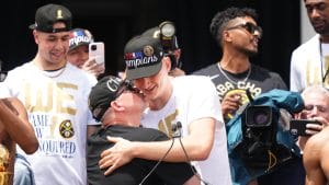 Mike Malone besa a Nikola Jokic durante la celebración del títuilo en 2023.