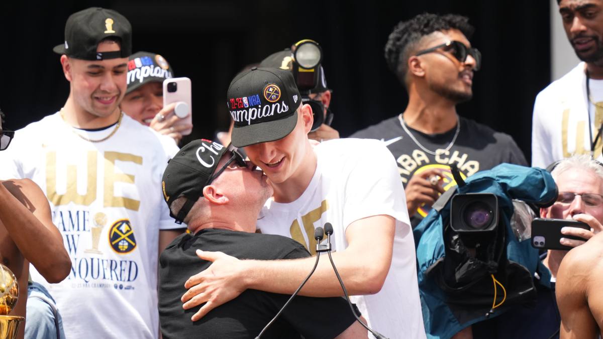 Mike Malone besa a Nikola Jokic durante la celebración del títuilo en 2023.