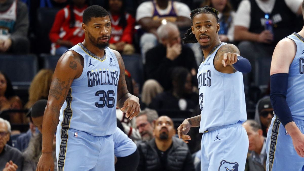 Marcus Smart y Ja Morant charlan sobre la cancha.