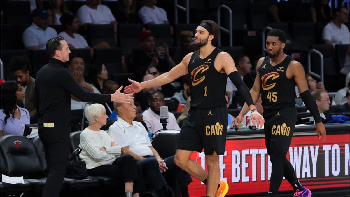 Max Strus saluda a Kenny Atkinson durante un partido de los Cleveland Cavaliers.
