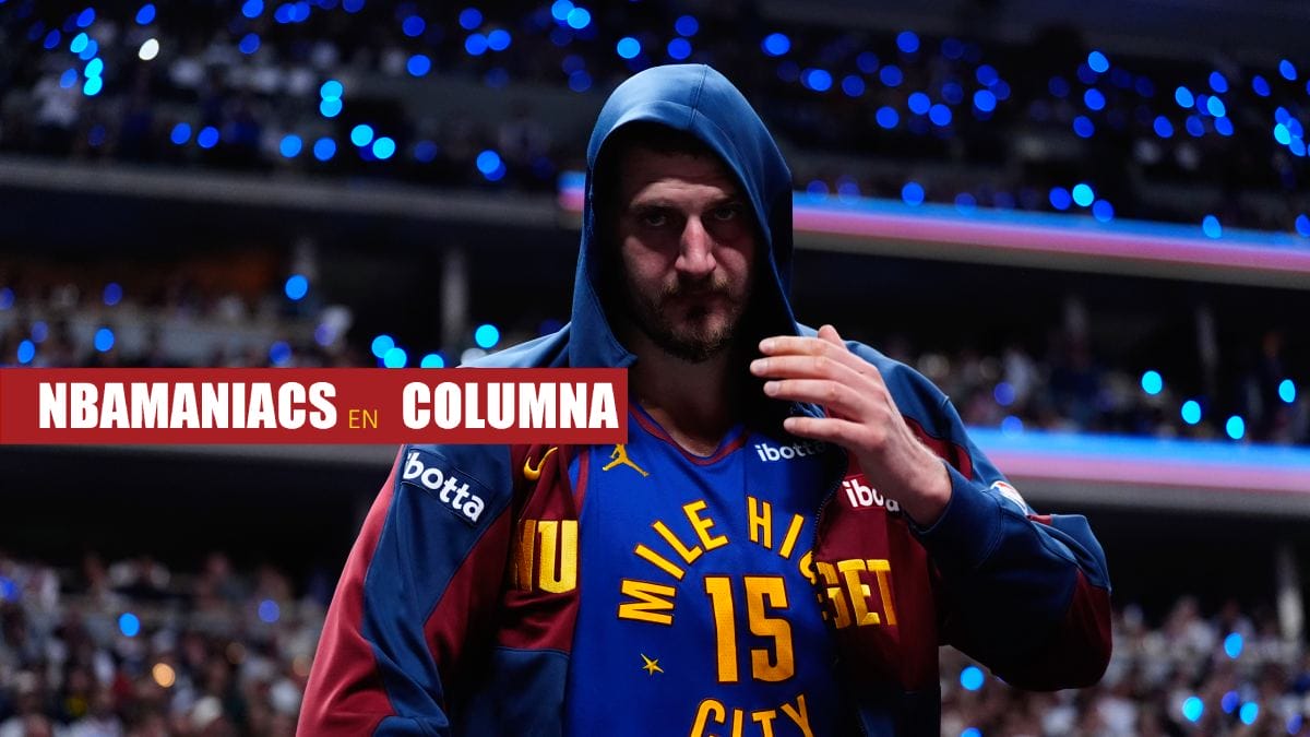 Nikola Jokic encapuchado con el chándal de los Denver Nuggets.