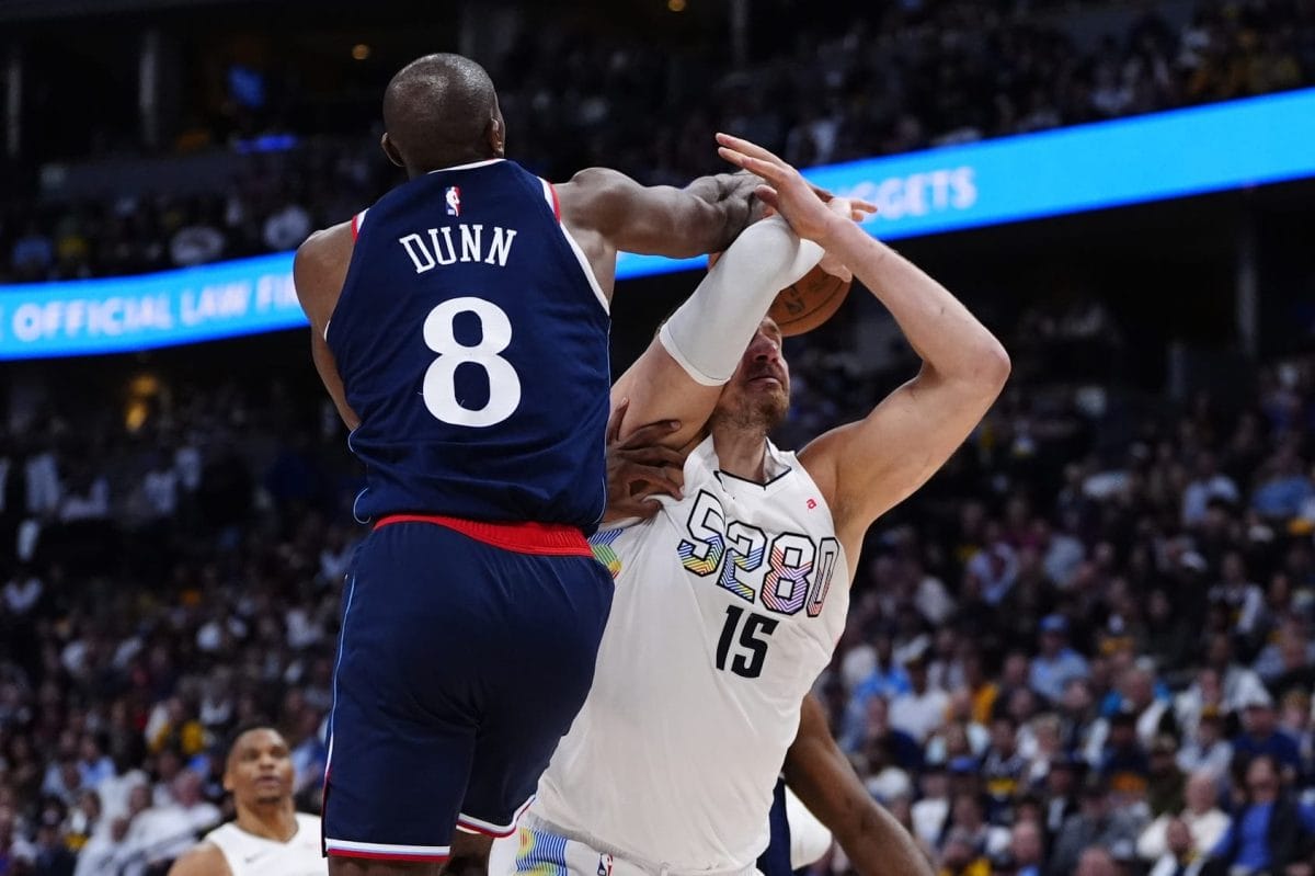 Kris Dunn defiende a Nikola Jokic