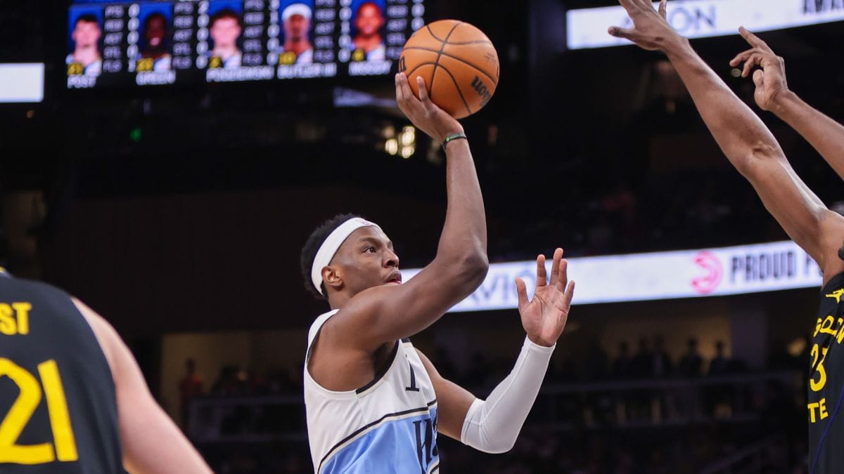 Onyeka Okongwu levanta un tiro por elevación.