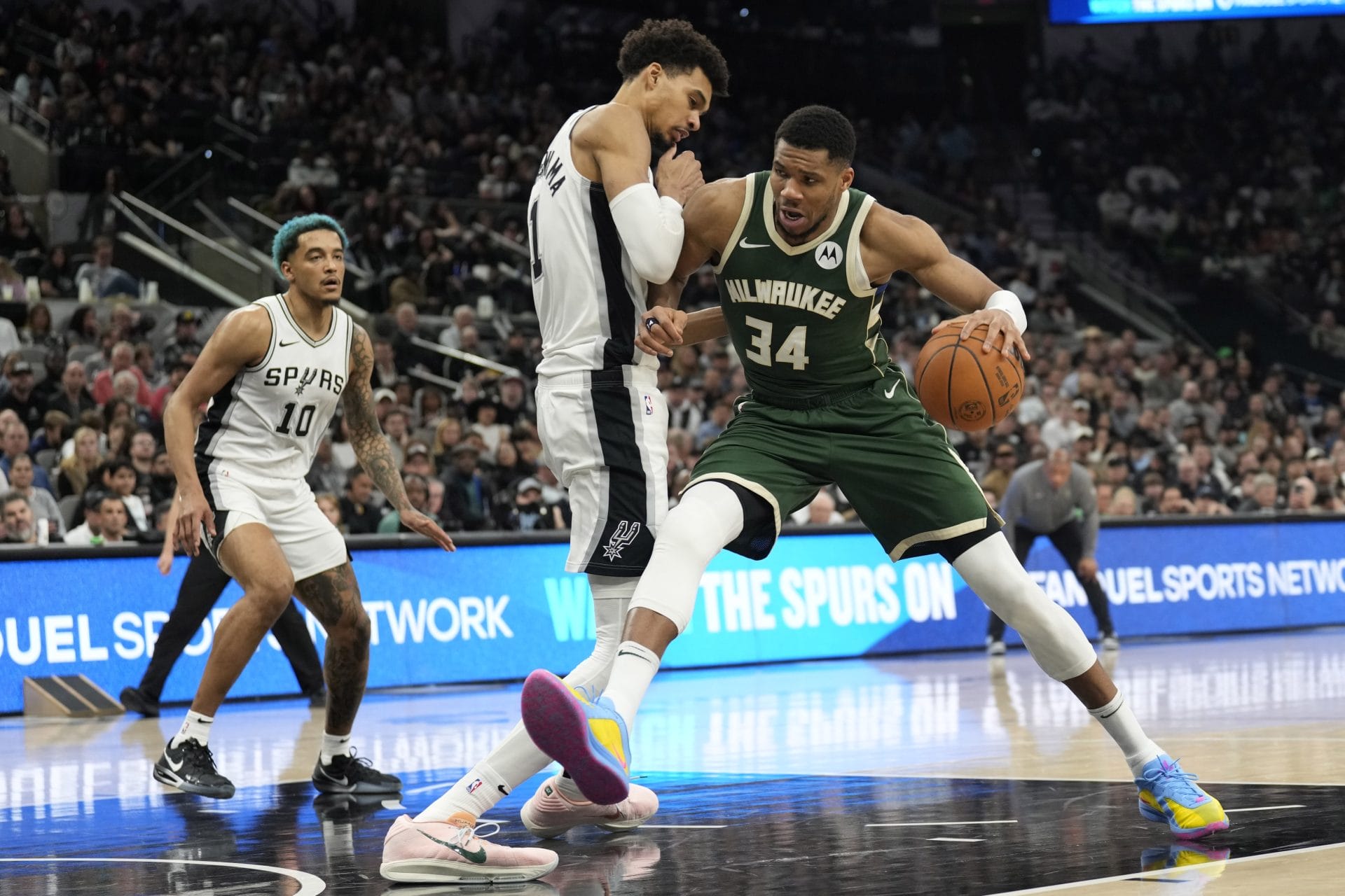 Antetokounmpo y Wembanyama en un Bucks vs Spurs