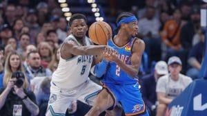 Anthony Edwards trata de robar un balón a Shai Gilgeous-Alexander durante un Thunder-Timberwolves