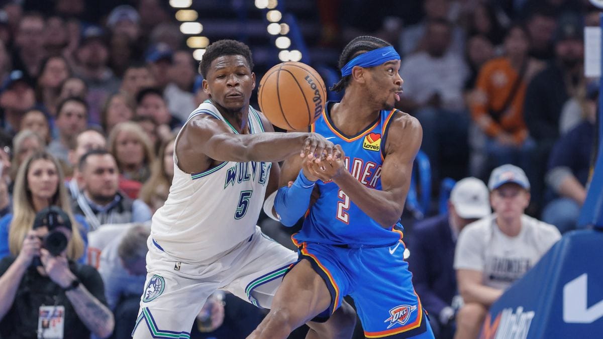 Anthony Edwards trata de robar un balón a Shai Gilgeous-Alexander durante un Thunder-Timberwolves
