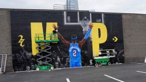 Mural de Shai Gilgeous-Alexander y su premio al MVP.