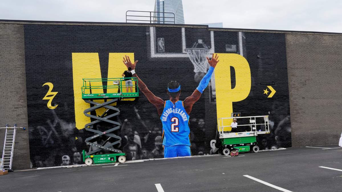 Mural de Shai Gilgeous-Alexander y su premio al MVP.