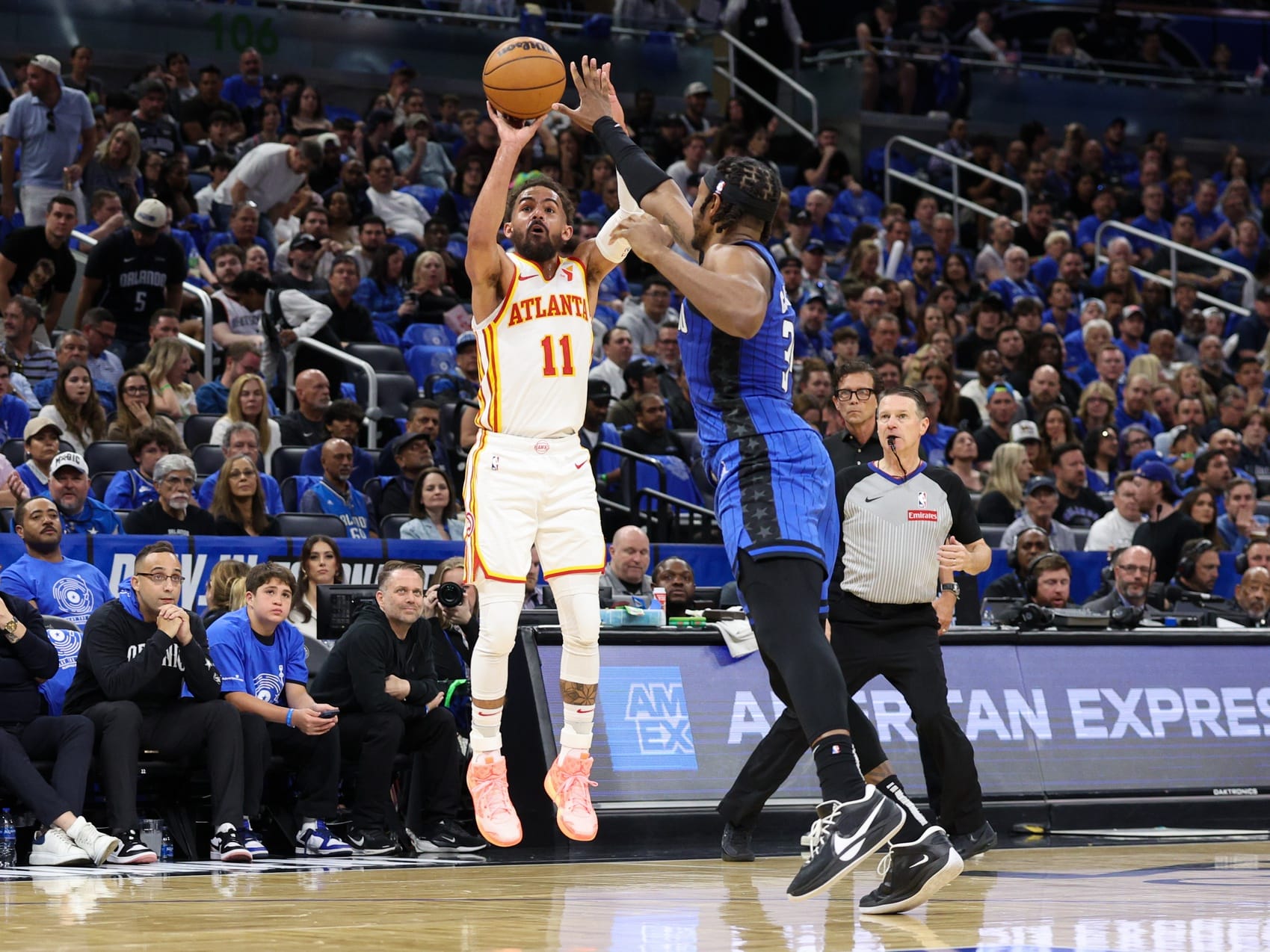 Trae Young en un partido entre Hawks y Magic