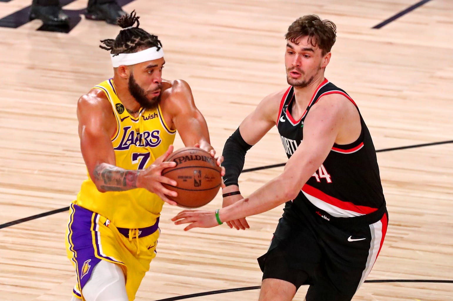 Mario-Hezonja-pugnando-un-balon-con-McGee