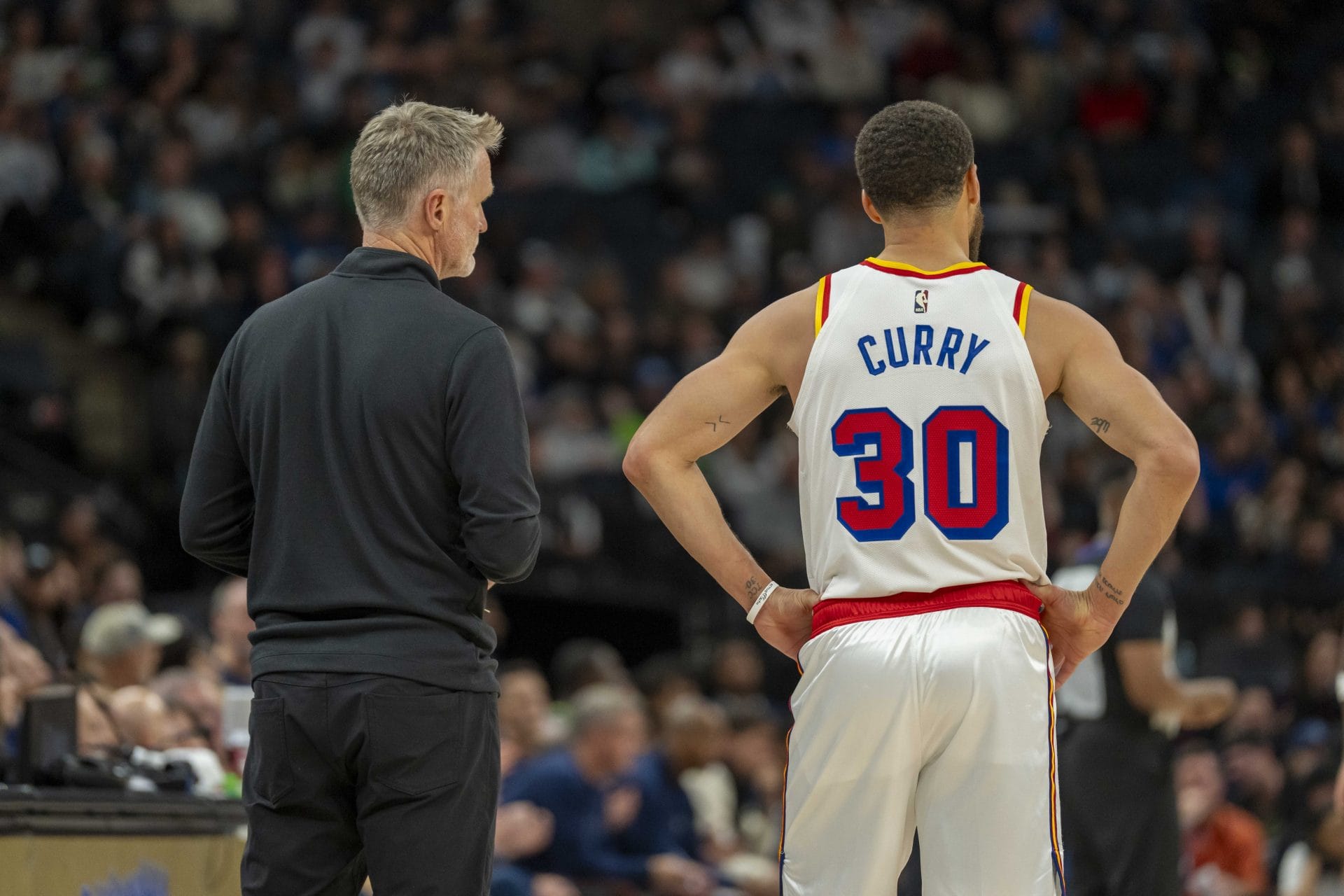 Stephen-Curry-y-Steve-Kerr-mirando-a-cancha-pensativos