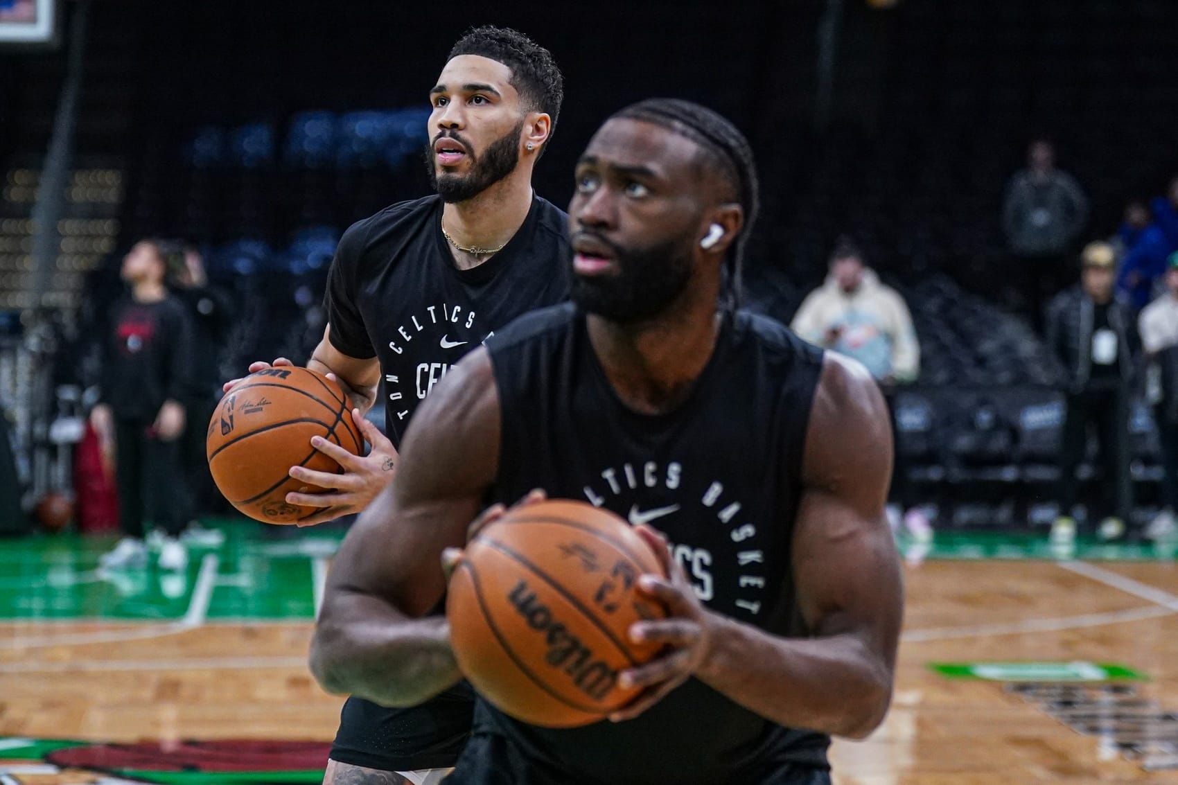 Jaylen-Brown-y-Jayson-Tatum-tirando-a-canasta-en-calentamiento