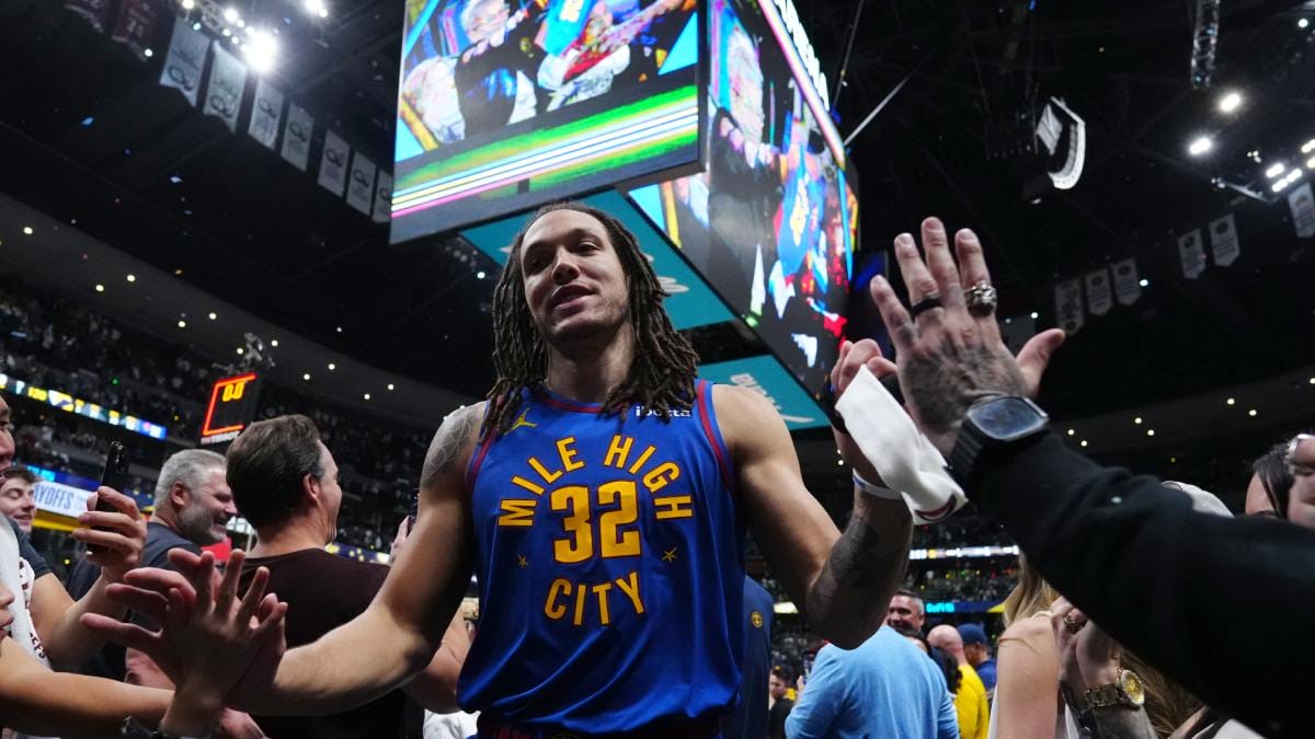 Aaron Gordon sale ovacionado del pabellón.