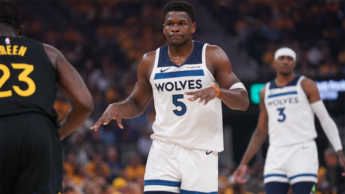 Anthony Edwards celebra una canasta de los Timberwolves