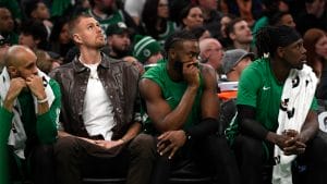 Varias estrellas de los Celtics en el banquillo