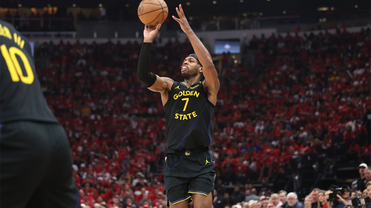 Buddy Hield lanza un triple ante los Rockets