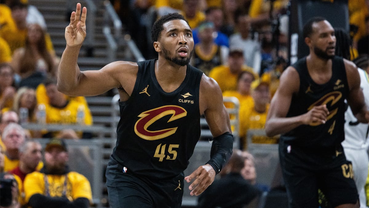 Donovan Mitchell celebra una canasta de los Cavaliers en Indiana