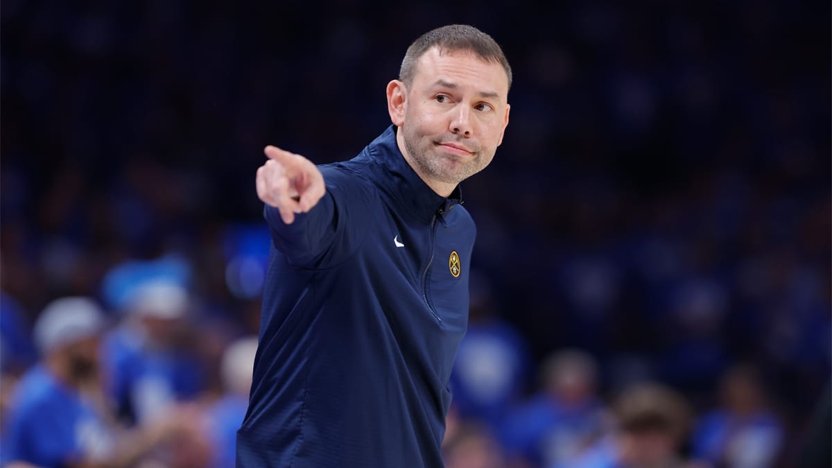 David Adelman dirige un partido de los Nuggets
